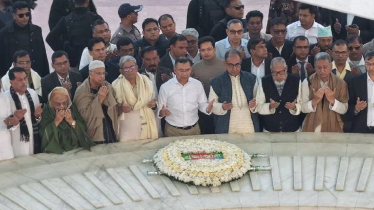 ১৯ বছর পর বাবার কবর জিয়ারত করলেন তারেক